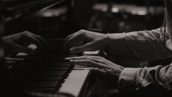 nikolaj_hess_hands