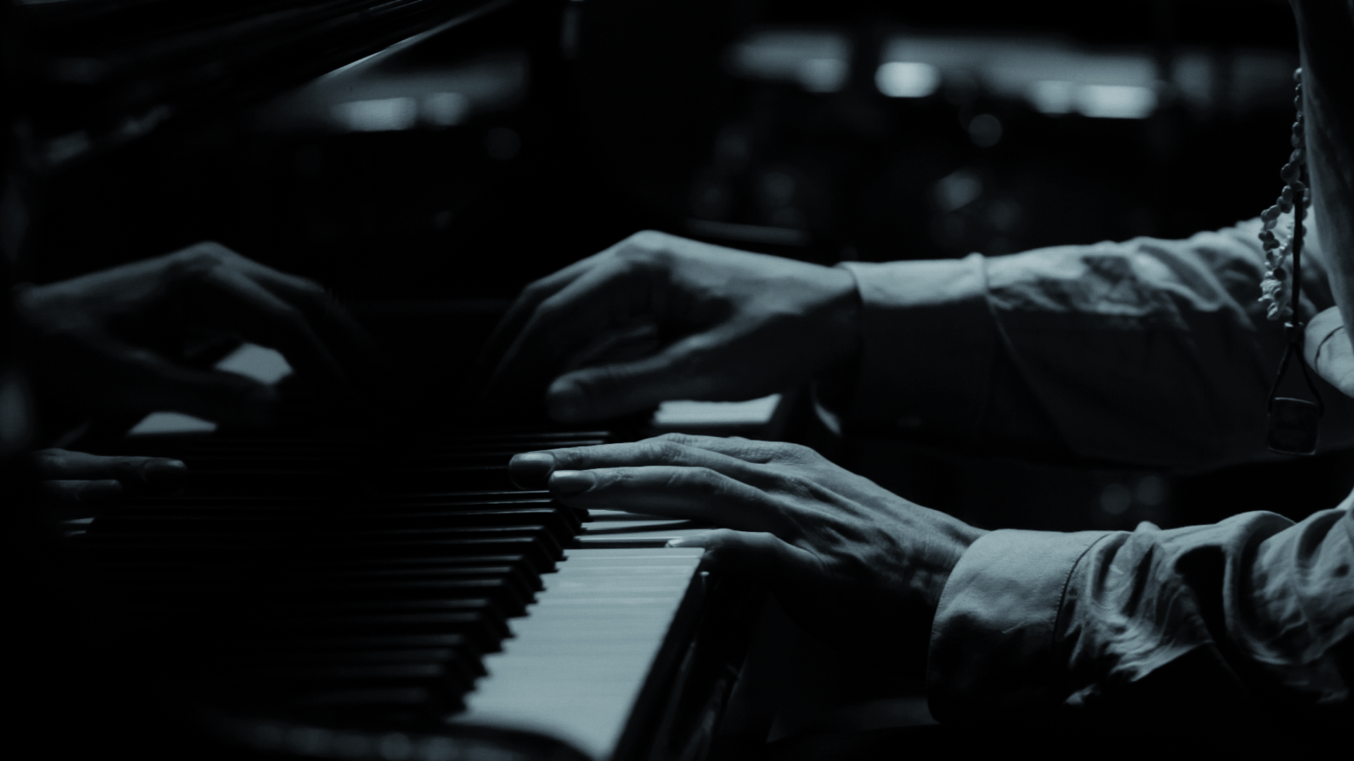 nikolaj_hess_hands